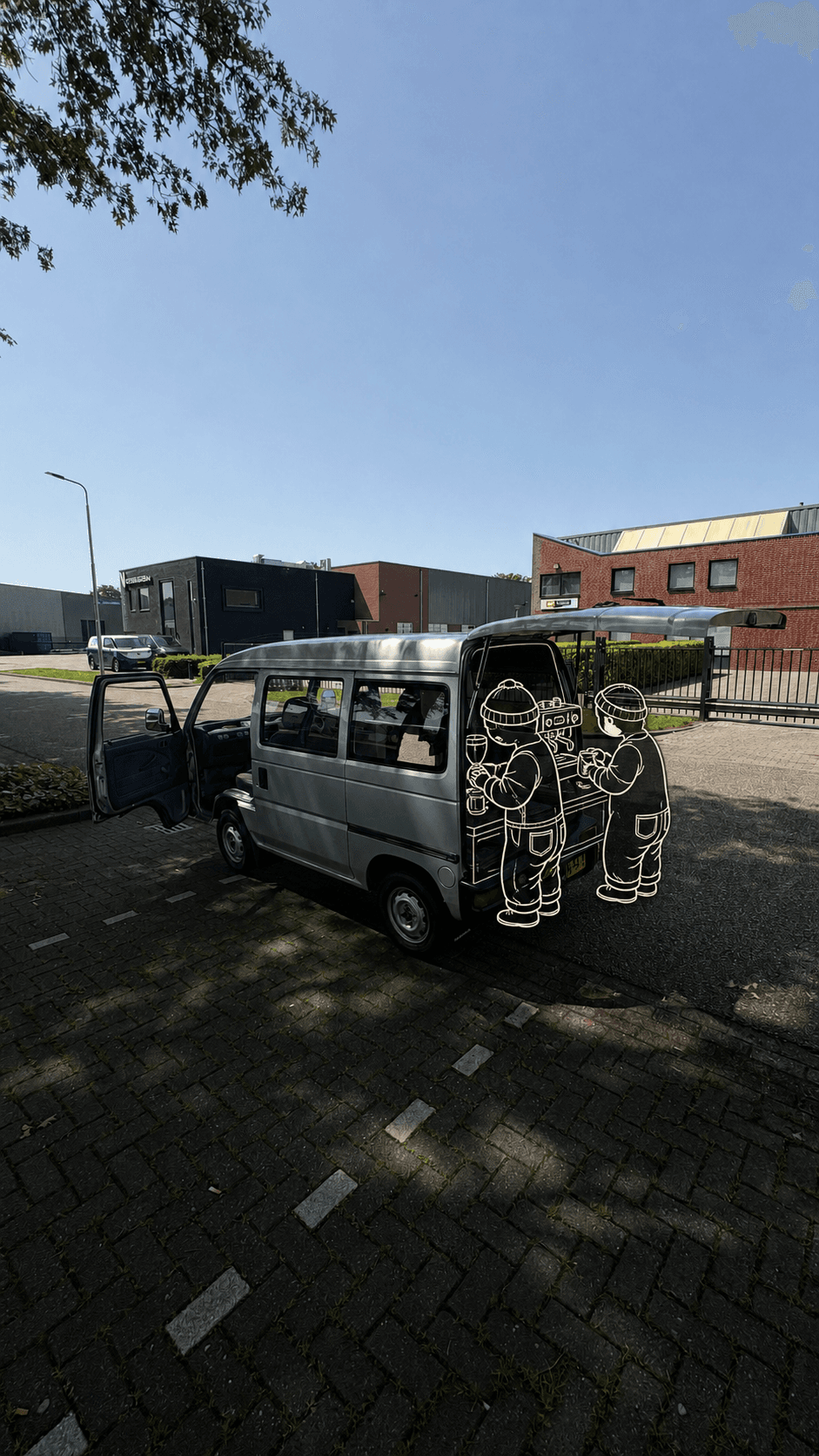 De echte Zwaar Bakkie koffiekar, met een illustratie van Jop en Rick die koffie schenken