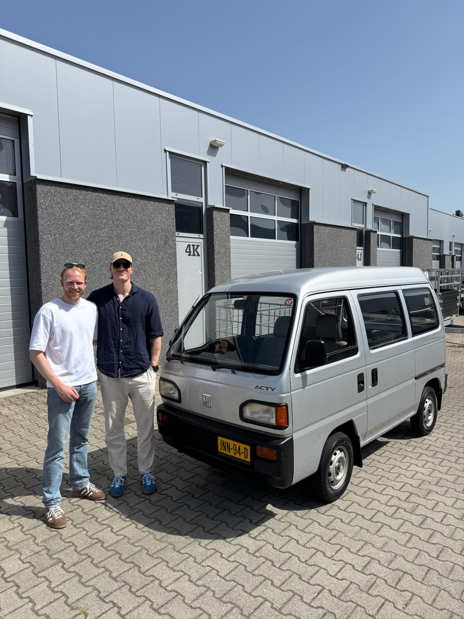 Jop en Rick van Zwaar Bakkie bij de koffiekar